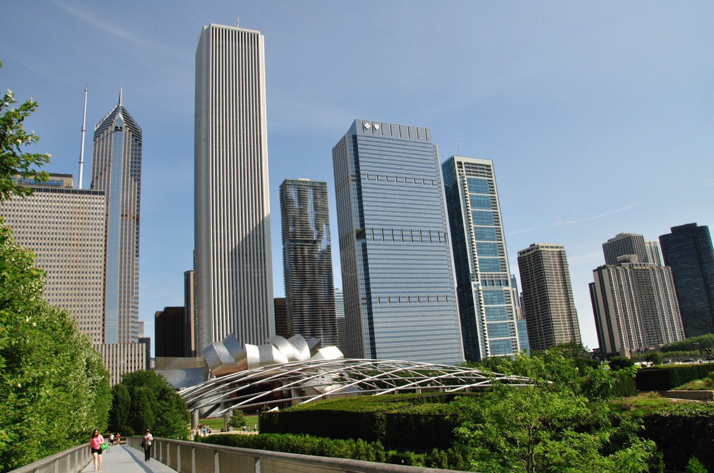 Dalla Passerella diversi grattacieli. Da sinistra: il Two Prudential Plaza, l’Aon center noto per essere stato originariamente rivestito in marmo di carrara poi sostituito da granito bianco a causa di problemi strutturali e in secondo piano l’Aqua, sulla destra, in basso, la struttura metallica dell’Auditorium