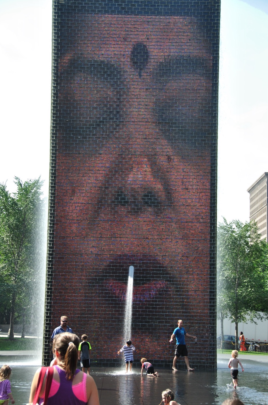 Crown Fountain. Si tratta di due enormi fontane a forma di torre alte 15 m la cui superficie è coperta di display a LED. Sulle torri sono proiettati i volti di alcuni abitanti di Chicago mentre fanno smorfie, quando aprono la bocca, l’acqua sgorga dalle fontane, andando ad alimentare la vasca di granito nero che si trova tra le due torri