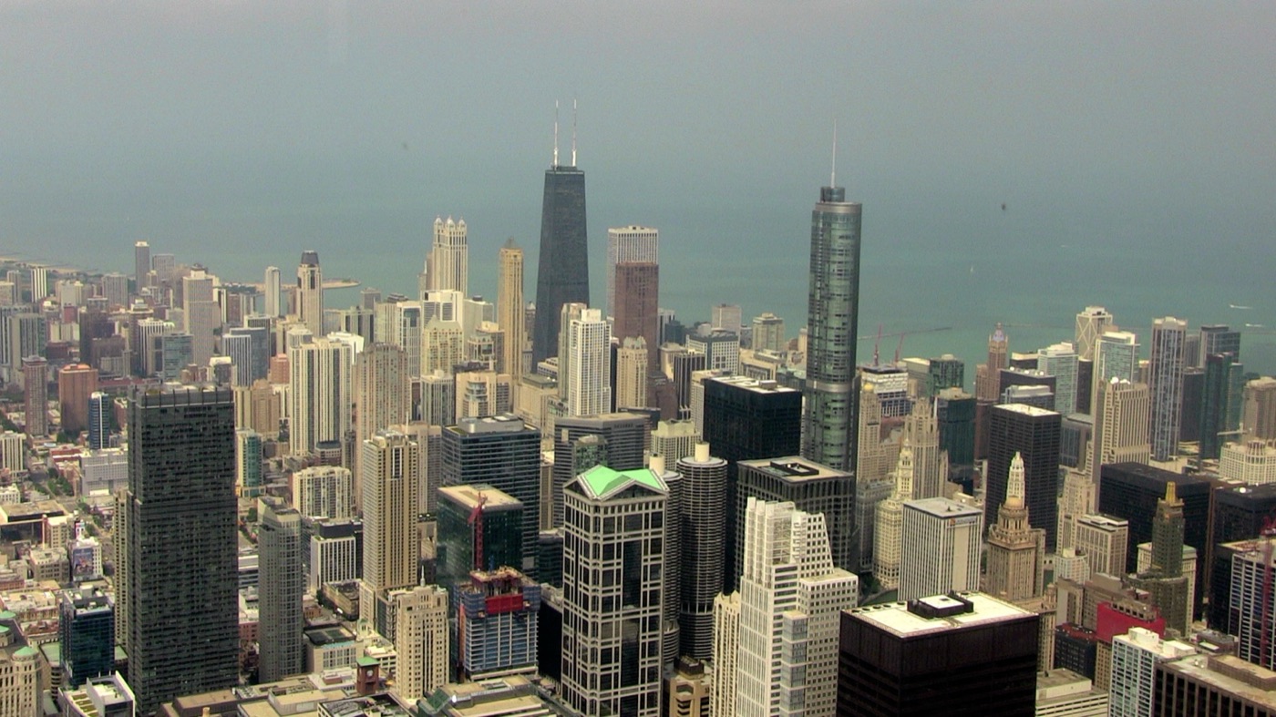 Sky Deck- Panorama con 875 North Michigan ex John Hancock Center riconoscibile perla sua forma a piramide tronca di colore scuro e la struttura esterna con grandi travi a X (hanno lo scopo di reggere il palazzo contro i venti forti del Lago Michigan