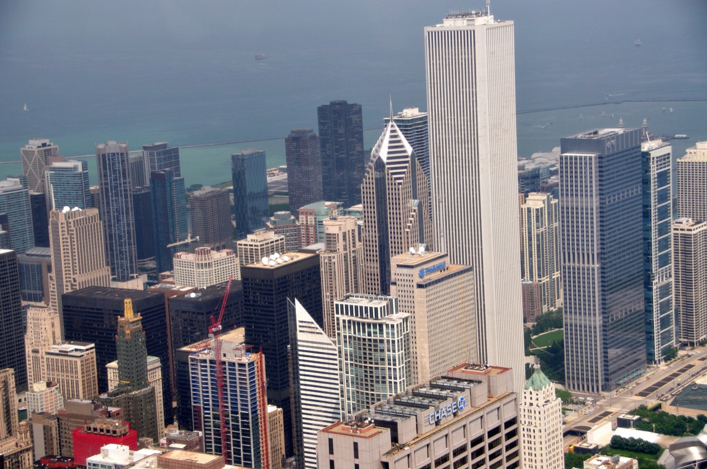 Sky Deck Panorama sull’Aon Center (bianco e alto), Two Prudential Plaza (tetto a punta), Crain Communication Building (tetto tagliato a 45°) Carbide & Carbon Building in stile Art Deco rivestito di granito nero e terracotta verde e con la parte terminale in oro (in basso a sinistra)