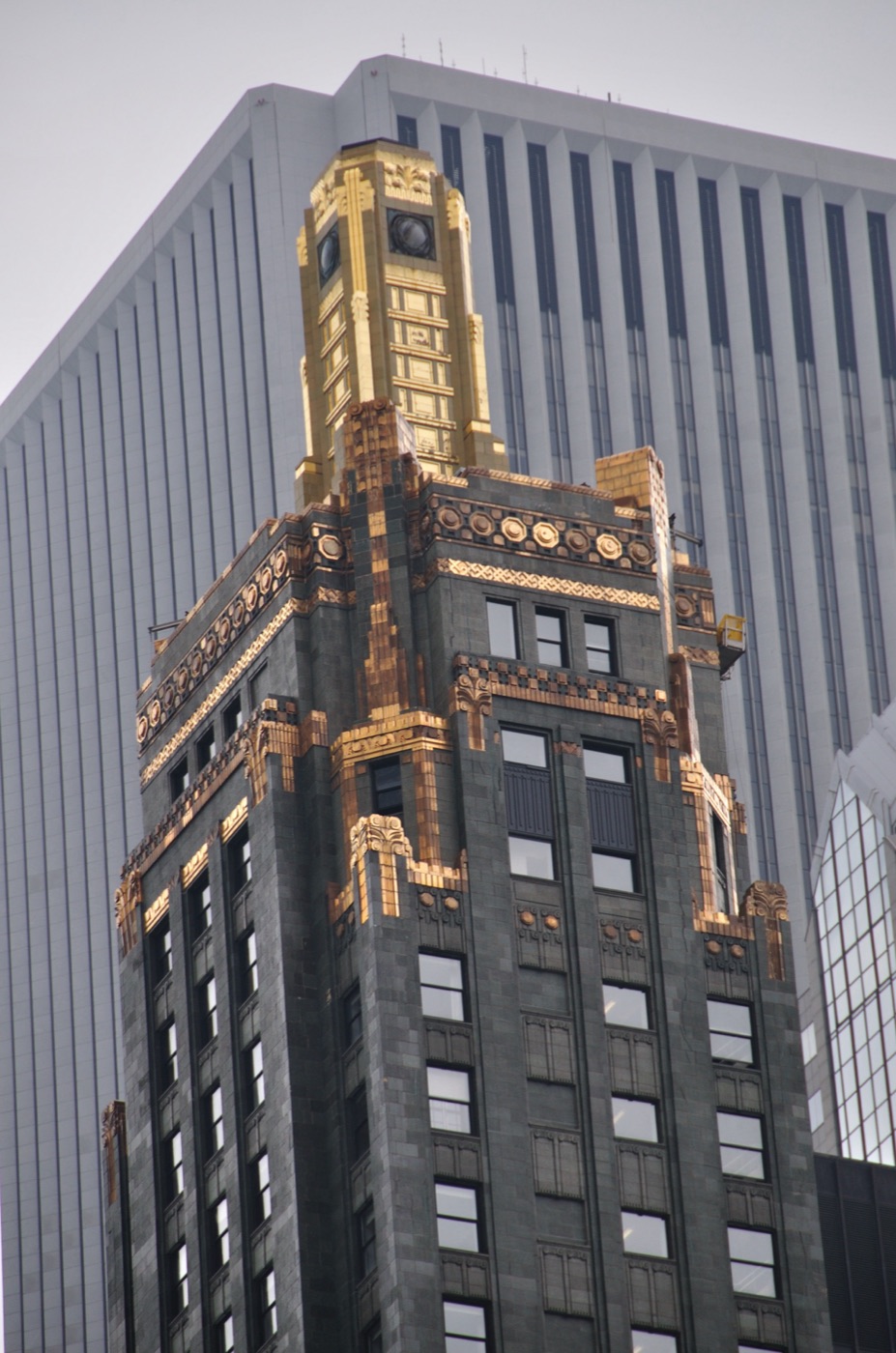 Carbide & Carbon Building, grattacielo Art Déco, rivestito in granito nero e terracotta verde scuro, si dice simboleggi una bottiglia di champagne. La guglia dorata è rivestita in vera foglia d’oro. Attualmente è sede del Pendry Chicago, un hotel di lusso nel cuore del Loop