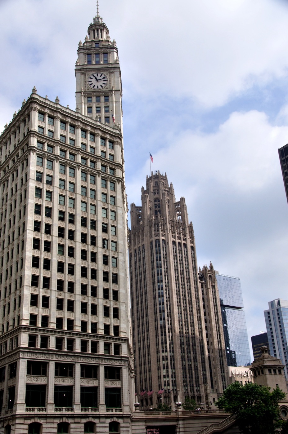Wrigley Building lungo il Magnificent Mile, famoso per la sua torre dell’orologio e la Tribune Tower grattacielo neogotico (ora sede di residenze di lusso)