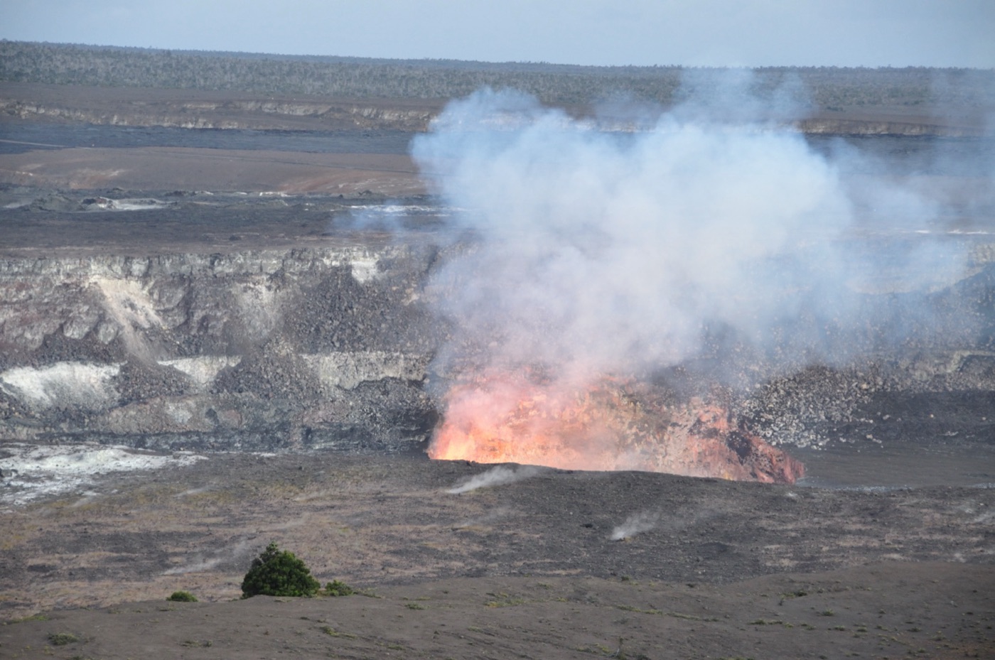 Quando comincia a calare il sole, si inizia a vedere il rosso della lava incandescente