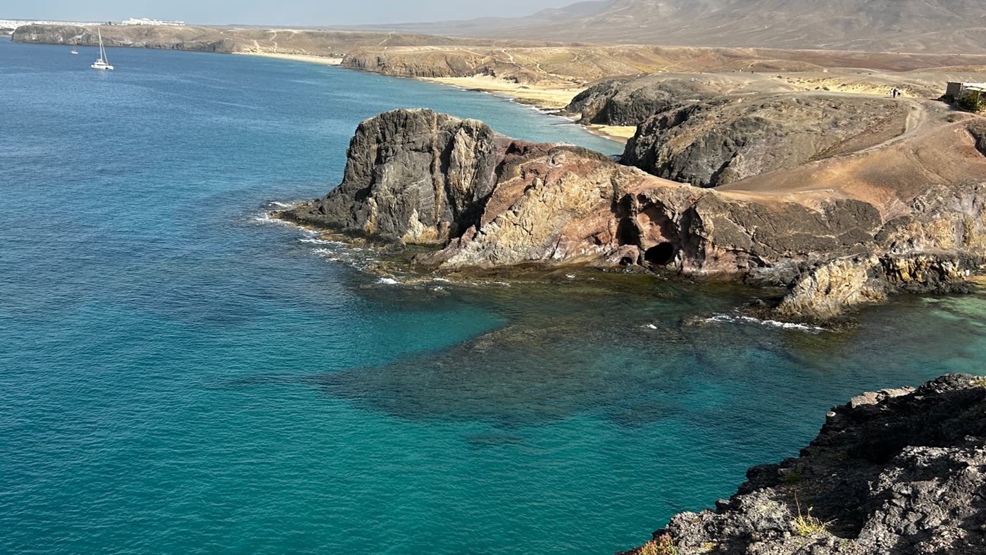 Alte scogliere vulcaniche proteggono Playa Papagayo
