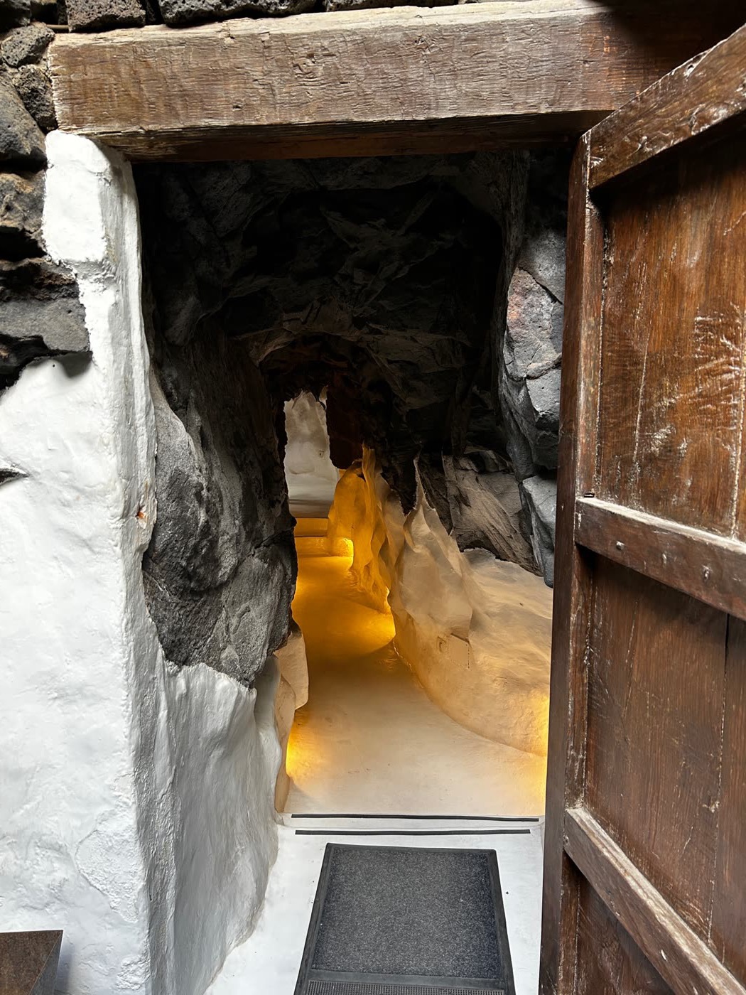 Ingresso al corridoio che è stato scavato nella lava