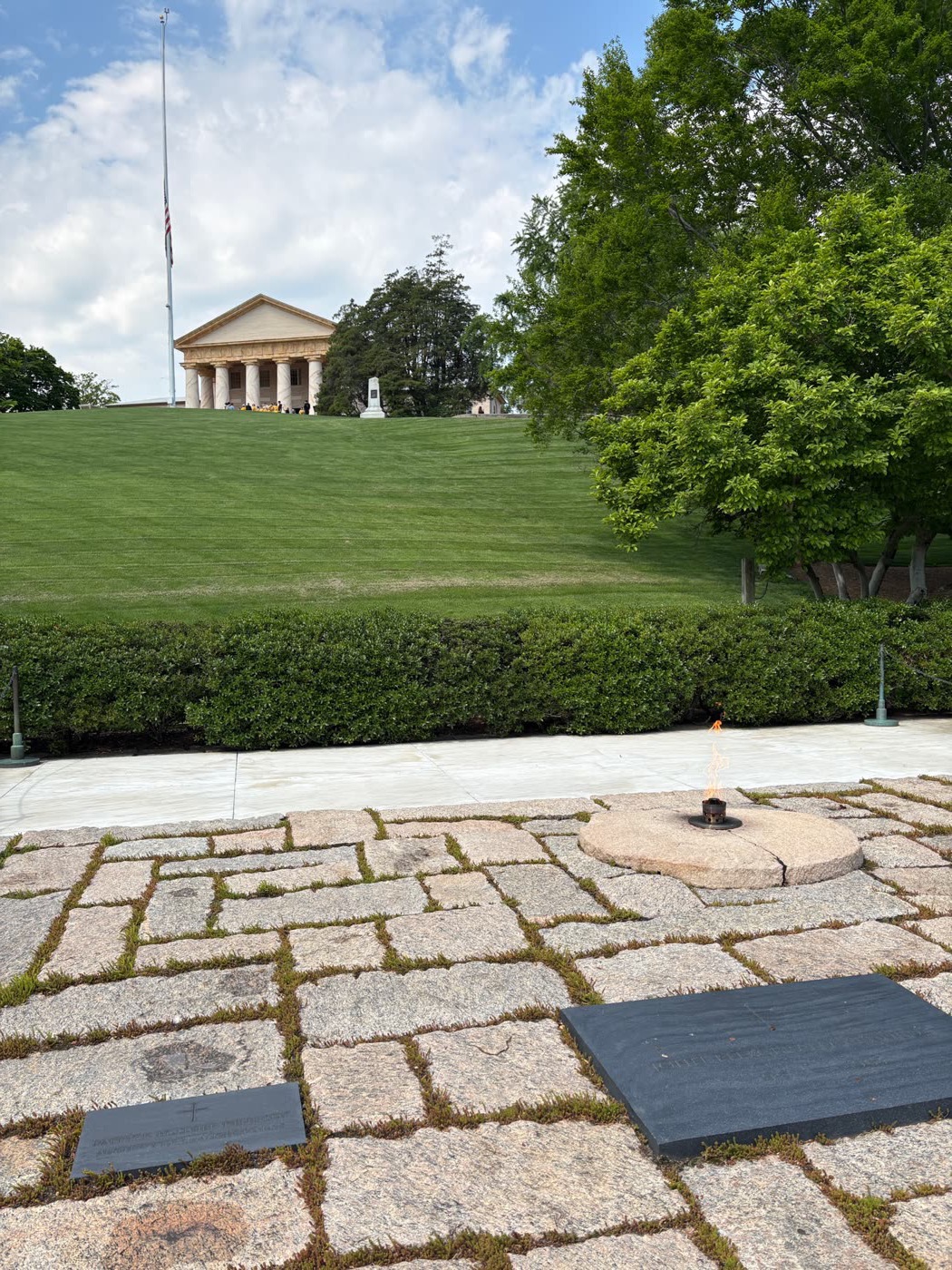 Fiamma eterna sulla tomba di John Fitzgerald Kennedy. Accanto, la moglie Jaqueline Kennedy Onassis
